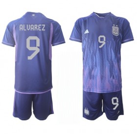 Virallinen pelipaita Argentiina Julian Alvarez 9 Vieras World Cup 2022 Lyhythihainen - Lasten ( + Lyhyet housut )